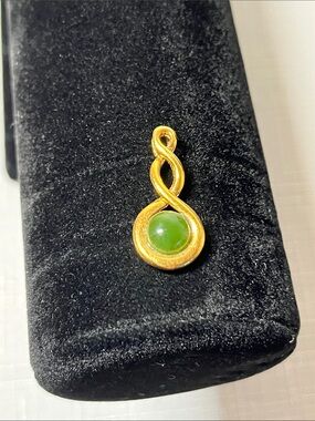 Vintage Gold-Tone Green Stone Pendant - Elegant Twist Design
